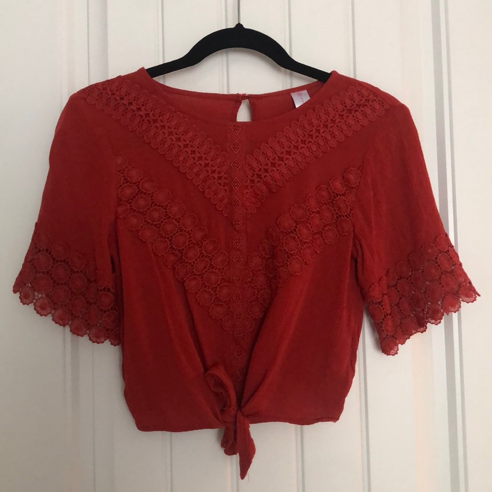•Laced shirt•